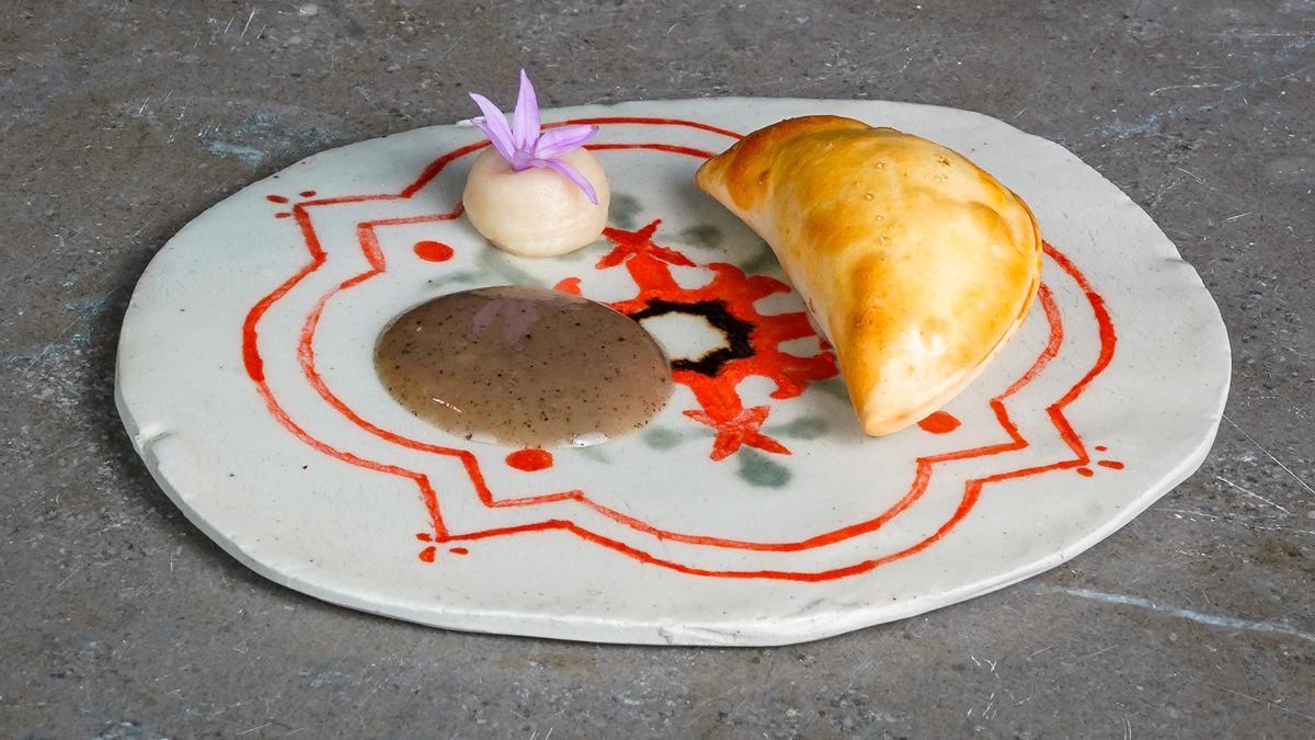 Flaona de Figueres farcida de llebre guisada i pera, un dels plats d'aquesta temporada al restaurant Castell Perelada.