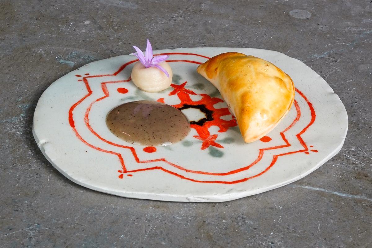 Flaona de Figueres farcida de llebre guisada i pera, un dels plats d'aquesta temporada al restaurant Castell Perelada.