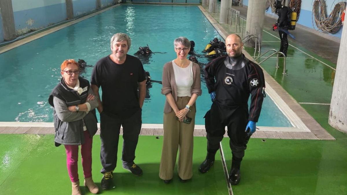 La directora Ángeles Suárez ante la piscina del Igafa, esta mañana.