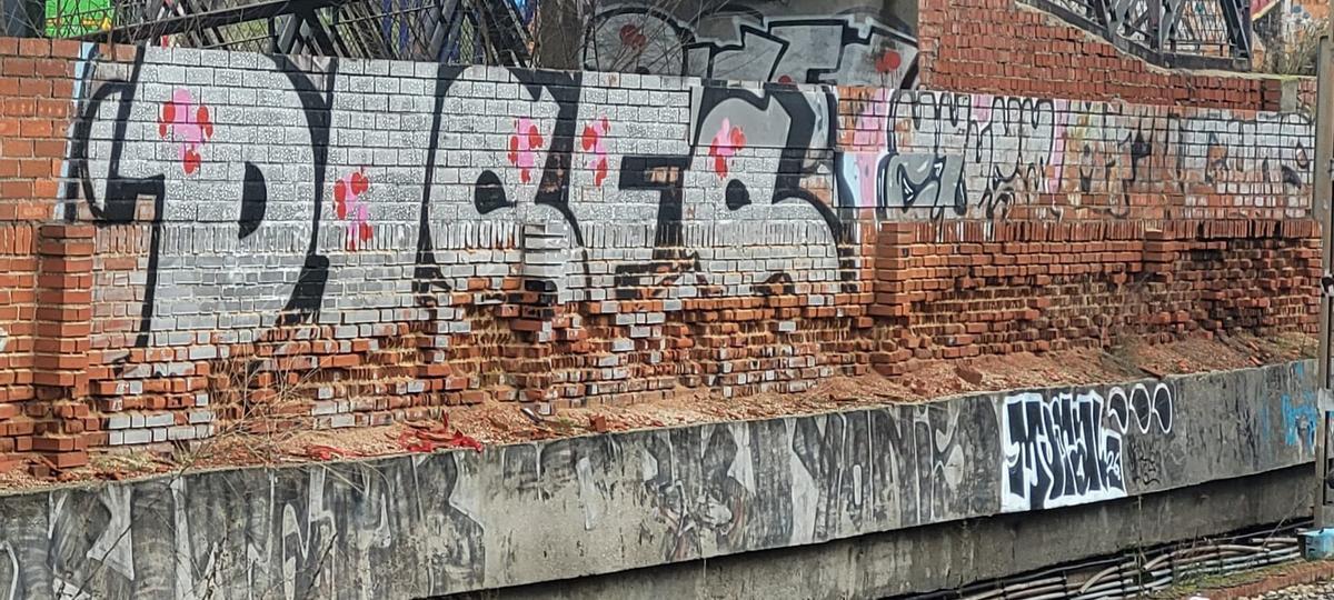 Muros junto a la C5 de Cercanías en Alcorcón