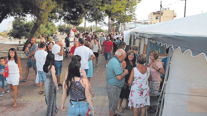 La playa de Xilxes recupera la celebración de la tradicional Feria del comercio.