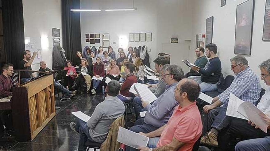 Uno de los ensayos para preparar la &#039;Cantata del Rei en Jaume I&#039; en el Teatre Principal.