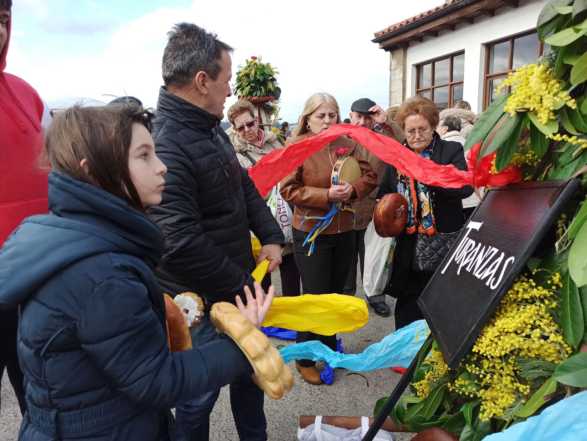 En Posada de Llanes, los panes del ramu vuelan por La Candelaria: "Hay que andar rápido"