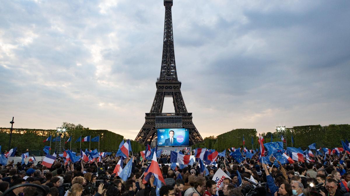 Partidarios del presidente francés Emmanuel Macron se reúnen frente a la Torre Eiffel para celebrar su reelección para un segundo mandato.