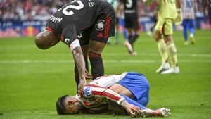 Marcao se aproxima a un aquejado Nico González