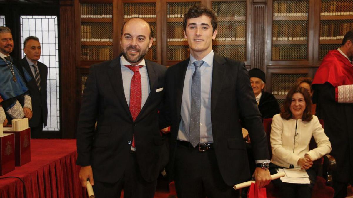 Guillermo Santos Álvarez recoge su premio de manos de Juan Manuel Ballesteros . |  | PABLO SOLAREZ