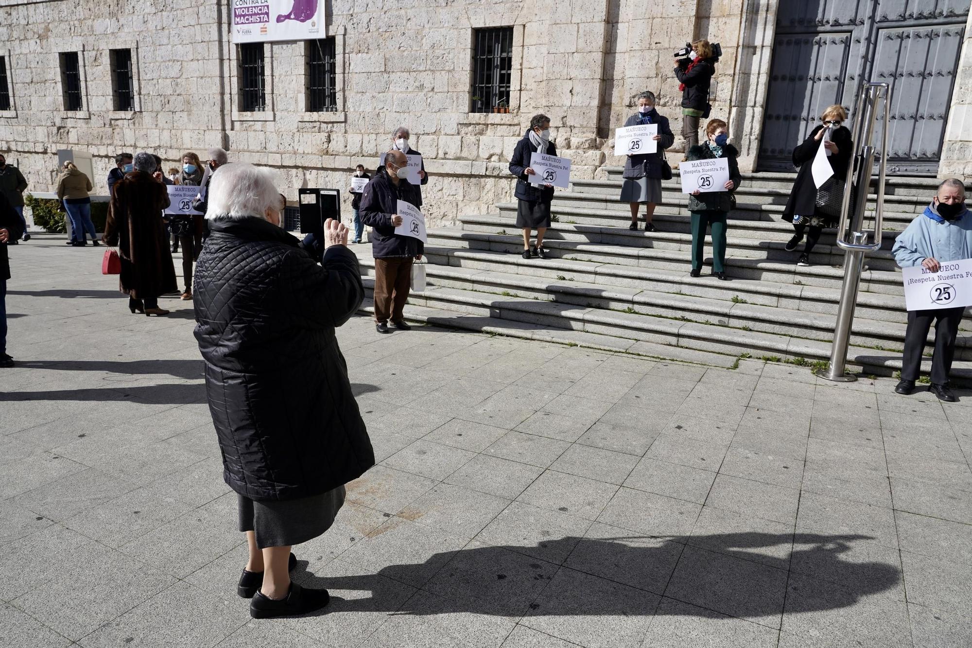 Concentración en Valladolid en protesta por la limitación de aforo en actos religiosos