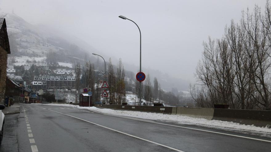 Vídeo | La nevada es reactiva per sobre dels 1.200 metres a l'Aran i fa obligatòries les cadenes a dues carreteres