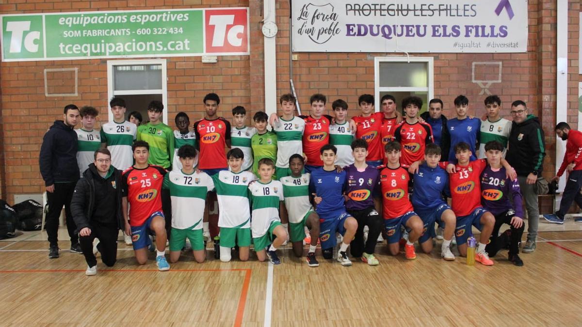 Els jugadors de l’Handbol Bordils i el Granollers.