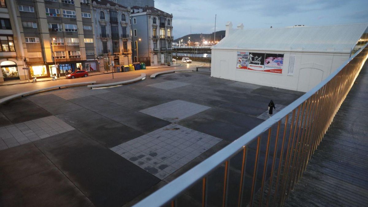 Plaza de Santiago López, con el edificio de la antigua plaza del pescado municipal a la derecha. | Ricardo Solís
