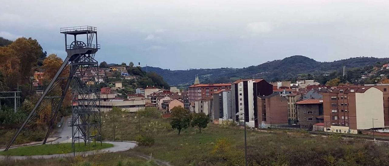 El polígono industrial de Modesta, con el castillete de la antigua instalación minera en primer término y Sama al fondo.