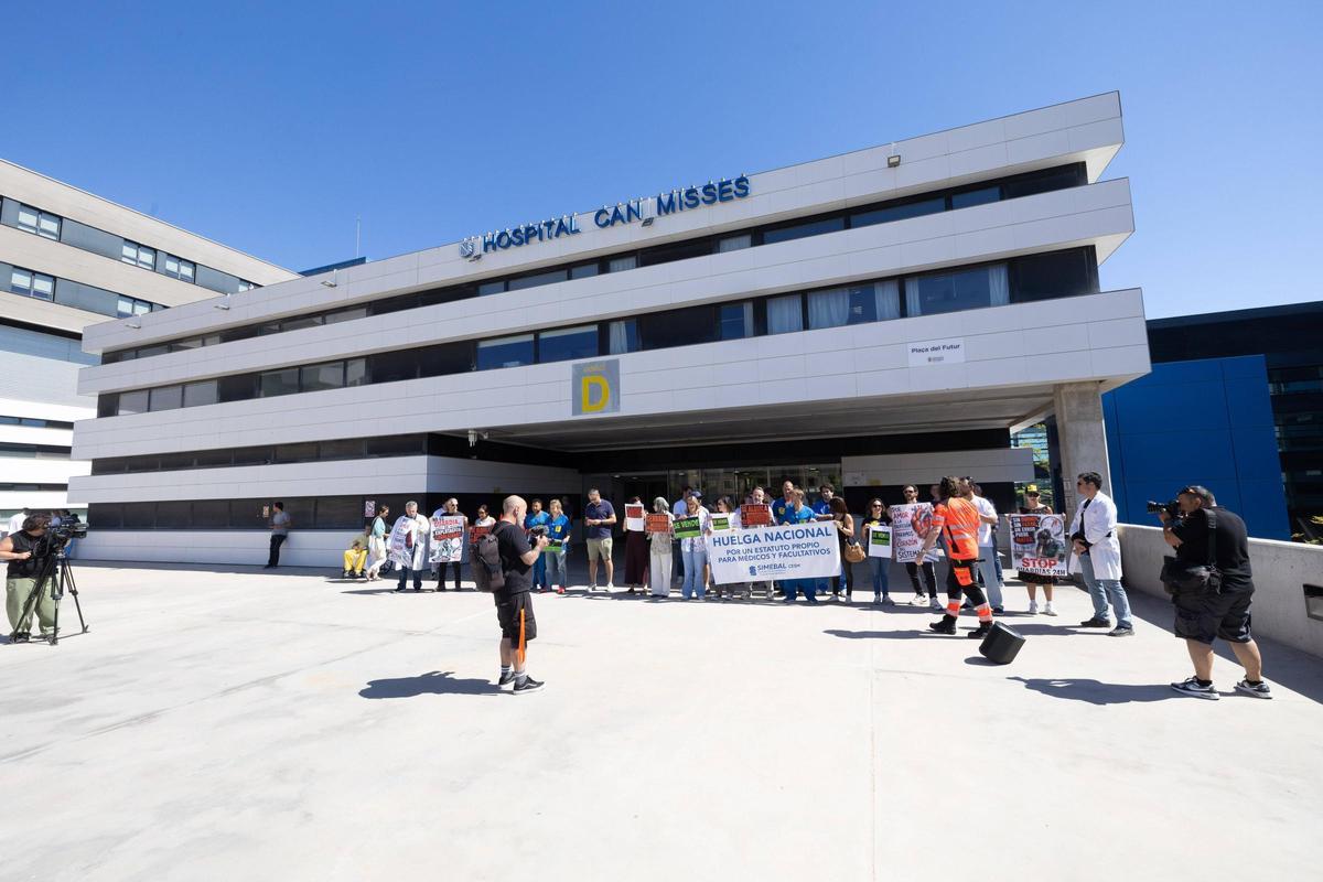 Imágenes de la concentración de la huelga de médicos en las puertas de Can Misses