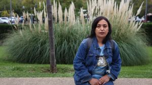 Entrevista con estudiante afgana Massouda Kohistani en un programa de acogida de refugiados en la UB. Facultad de Derecho
