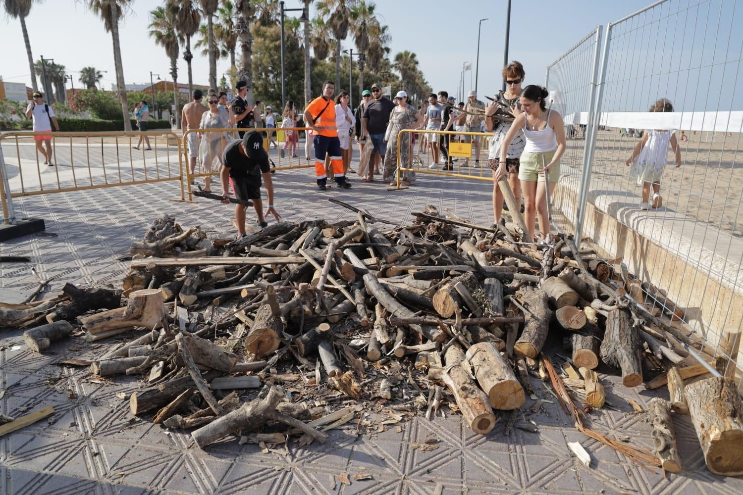 Todo listo para la noche de San Juan en las playas valencianas
