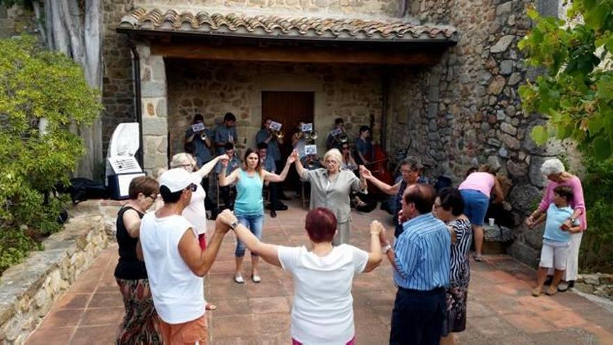 Bell-lloc celebra missa i sardanes per la Festa Major