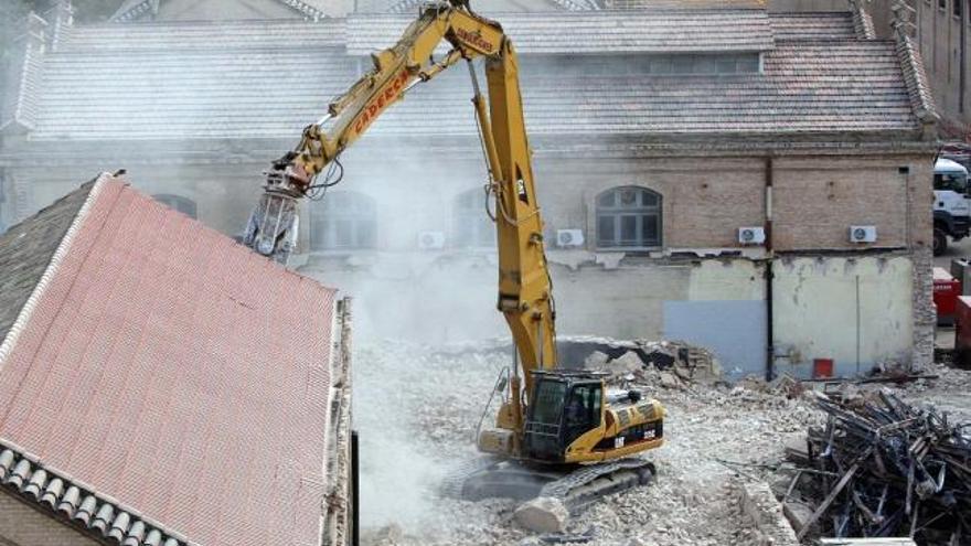 Derribos en la fábrica de la Tabacalera en 2007 para construir viviendas de lujo