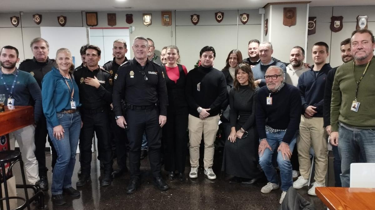 José Luis Santafé, con mandos policiales y representantes de los medios de comunicación.