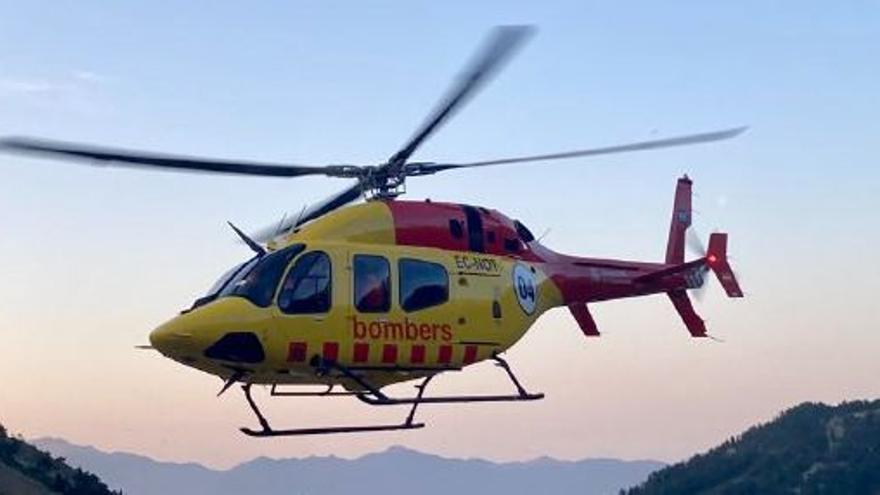 L&#039;helicòpter dels Bombers en un rescat a Meranges.