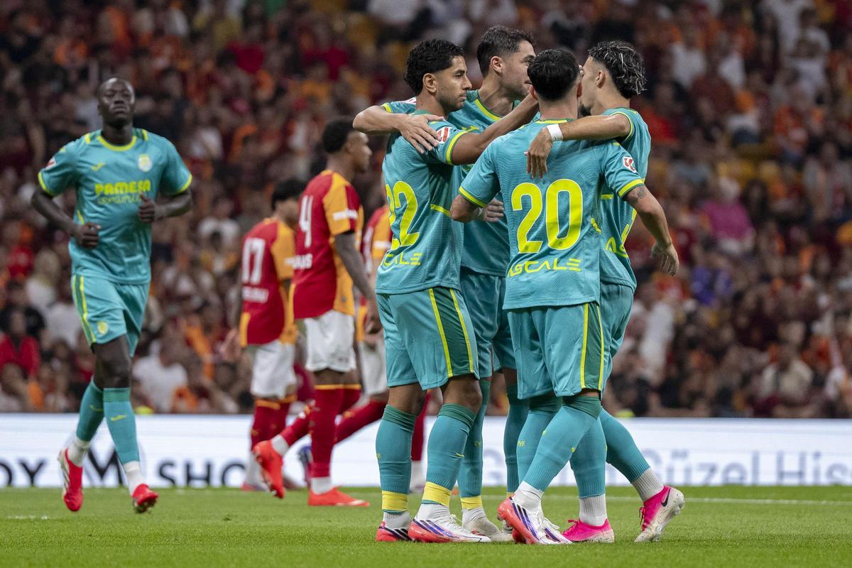 Celebración de los jugadores del Villarreal´, que abrazan a Ayoze tras su gol ante el Galatasaray.