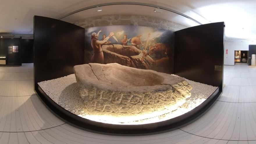 La &quot;pía de Mougás&quot;, un altar de sacrificios. // Museo
