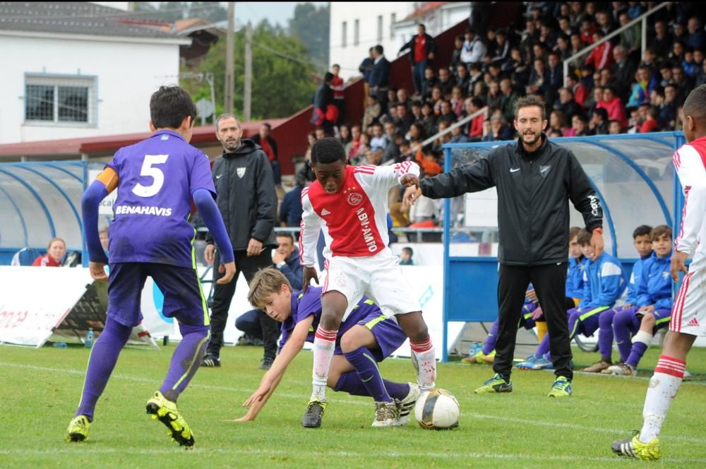 El Málaga rubrica su nombre en el libro dorado del Arousa Fútbol-7