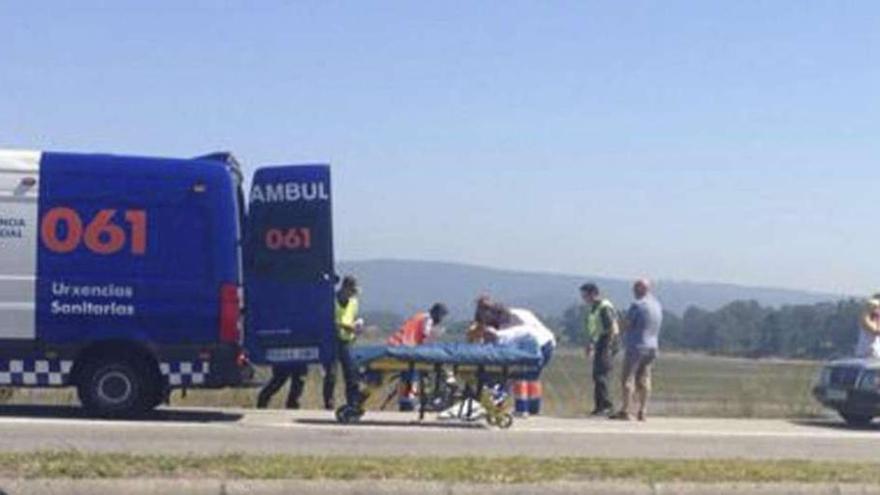 Momento en que trasladan al ciclista de Cambados atropellado en A Lanzada, ayer.