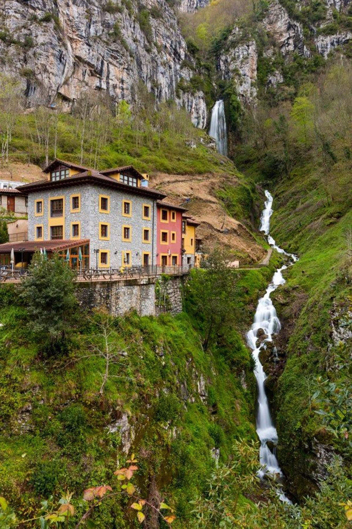 La cascada de Aguasaliu se encuentra en los Picos de Europa, al sur de Asturias.