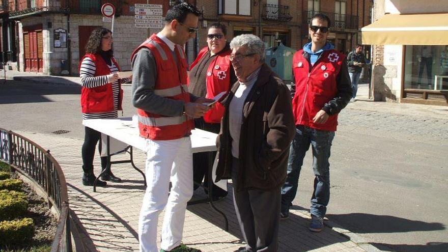 Voluntarios de Cruz Roja, en una campaña informativa
