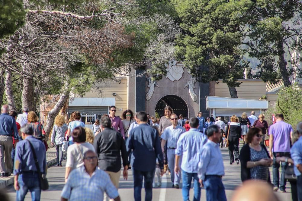 Afluencia masiva de visitantes al cementerio de Orihuela