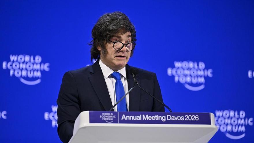 El alza de la inflación y la baja popularidad por los casos de corrupción colocan de nuevo a Milei en la cuerda floja