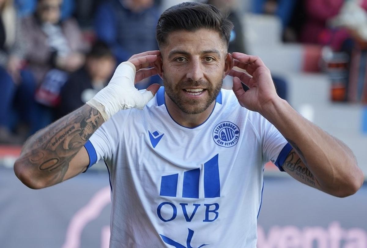 Gio Zarfino celebra uno de los tantos logrados en Yecla.