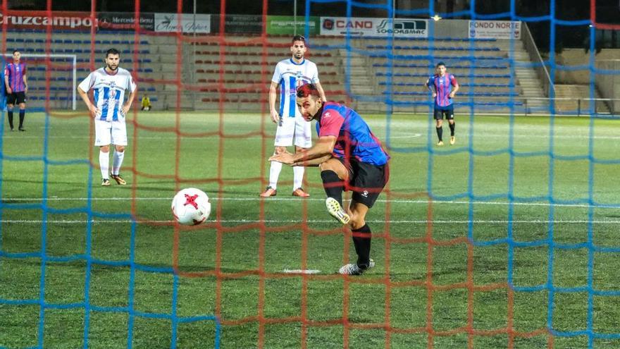 Cristo Díaz adelantó al Eldense de penalti en el duelo de la primera vuelta.