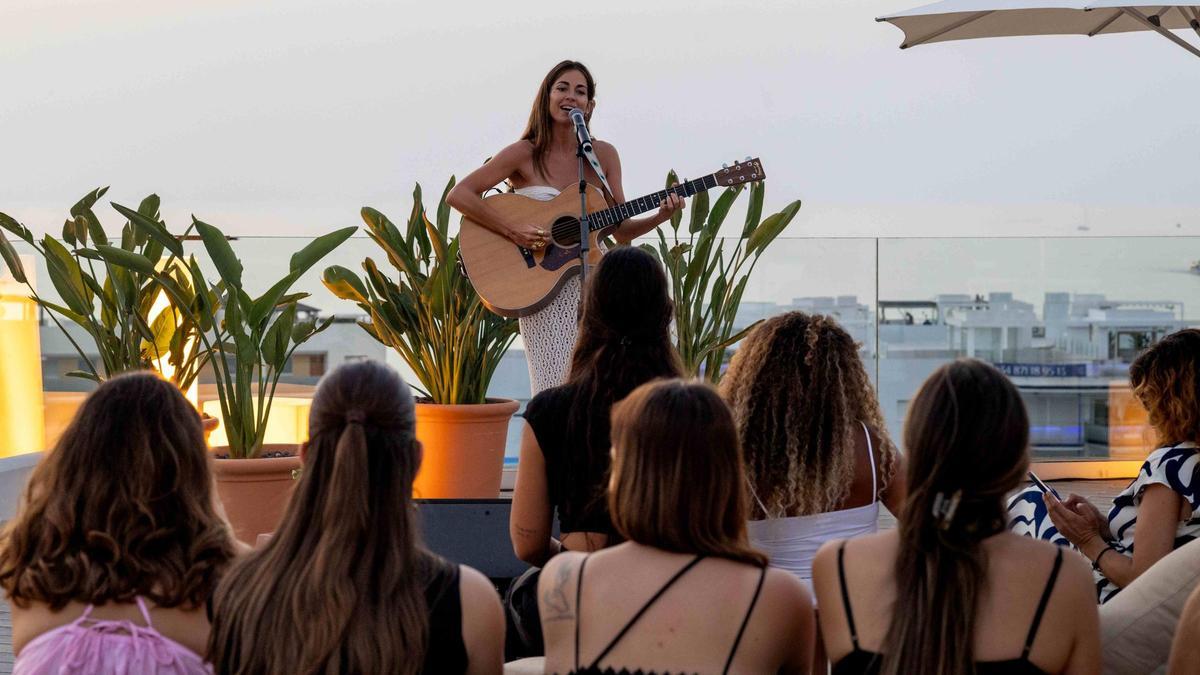 Una noche especial con la actuación sorpresa de la cantante y compositora española Sofía Ellar.