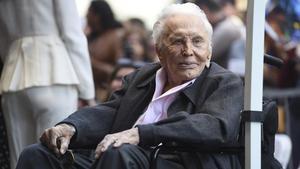 Kirk Douglas, a sus 102 años, el pasado 6 de noviembre en el paseo de la fama de Los Ángeles.