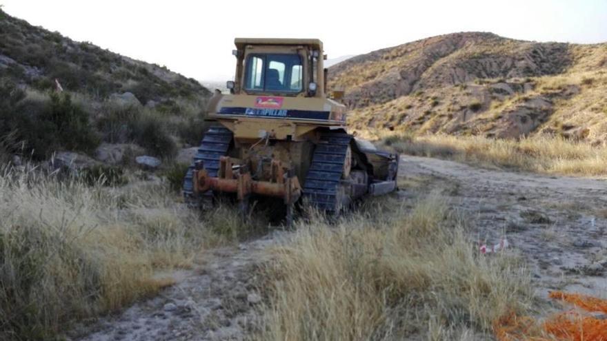 Una de las máquinas que está trabajandoen el monte de Zeneta.