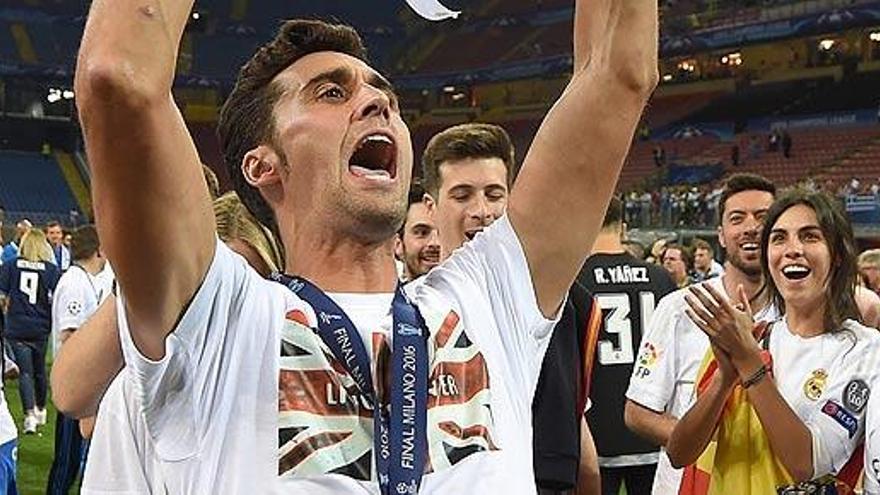 Álvaro Arbeloa levanta la Copa de Europa el pasado mayo.