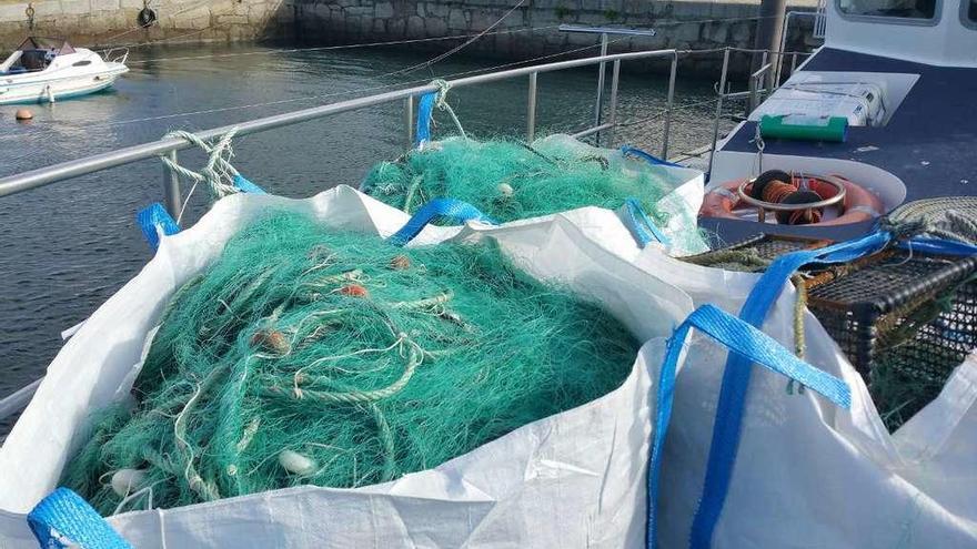 &quot;Miños&quot; decomisados por efectivos de Gardacostas de Galicia, adscritos a la unidad operativa de Vilaxoán (Vilagarcía) en la ría de Arousa. // Fdv