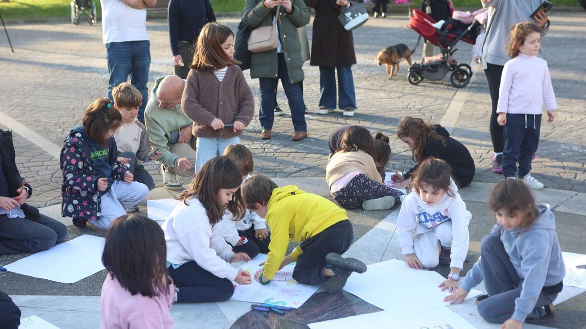 Preparación de pancartas para la manifestación del sábado en el CEIP de Prácticas