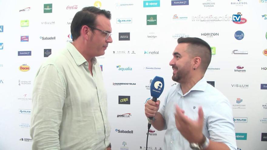Rafael García visita el Racó de Información TV durante las Hogueras