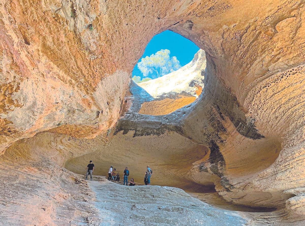 Cueva de la Horadada en el Monte Arabí, lugar geológico origen de leyendas.