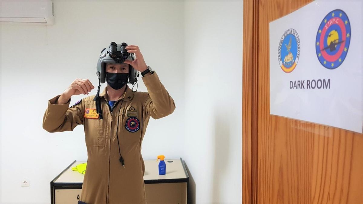 Nicola Ferrario, director del curso, con la gafas de visión nocturna en el cuarto oscuro.