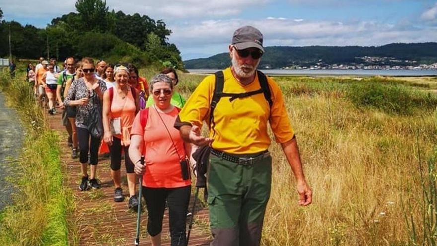 Participantes en una ruta turística por el litoral y por la montaña organizada por el Concello de Noia / c. noia