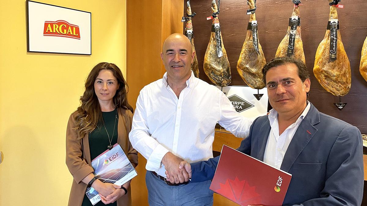 El delegado comercial de Extremadura de EiDF Manuel Falcón y Antonio Cordero, subdirector general de Argal y director de Estirpe Negra sellan el acuerdo.