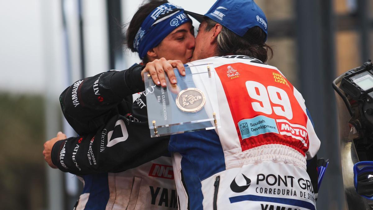 La pareja se abraza en el podio del Dakar