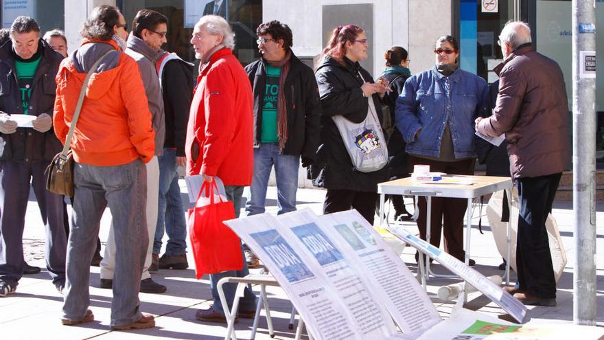 El banco suspende el desahucio de una pareja de 83 años y su hijo