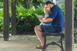 Las trampas de los permisos de paternidad que frenan la corresponsabilidad de los hombres