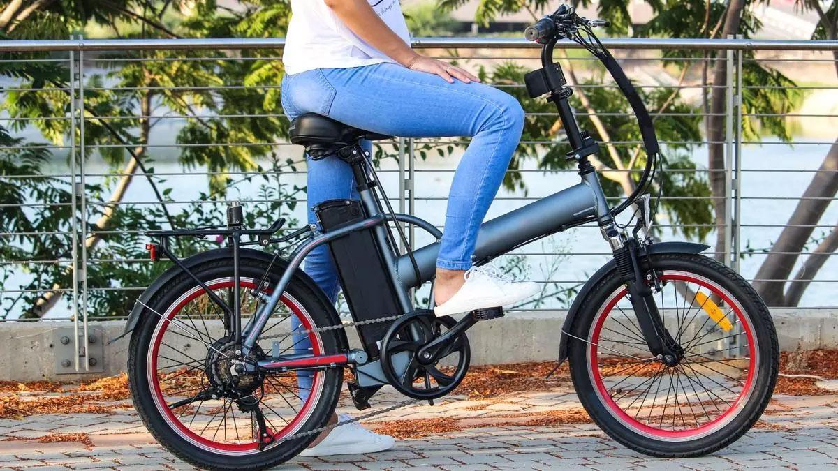 Una usuaria en bicicleta eléctrica.