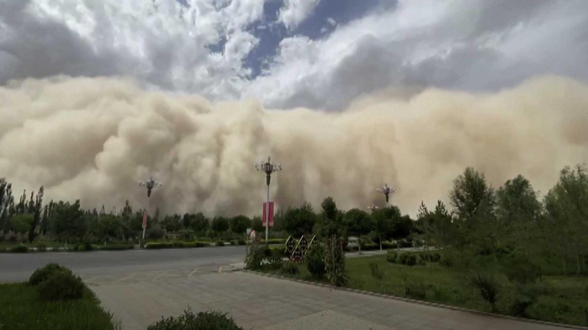 Una tormenta de arena engulle la ciudad china de Dunhuang.