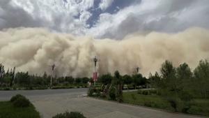 Una tormenta de arena engulle la ciudad china de Dunhuang.