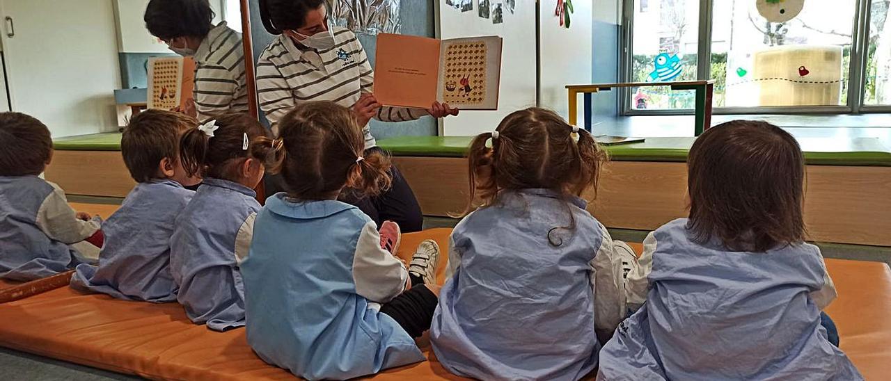 Niños en una escuela de “A Galiña Azul” | // FDV